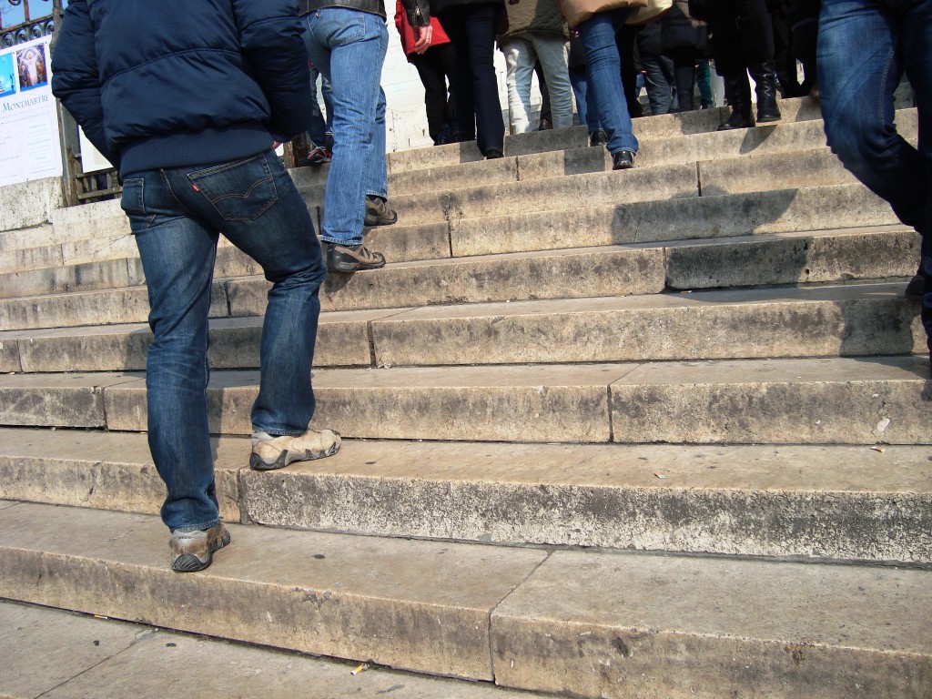 Bild på stentrappa och människor 